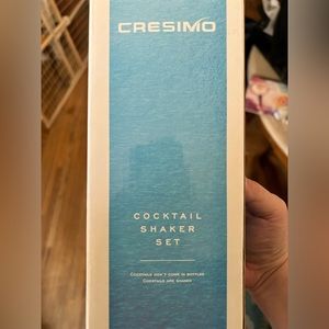 Cocktail shaker set see pictures for contents.